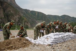 直播吧持续直击深圳现场：球迷高举CR7应援手幅 呼喊早日康复SIU